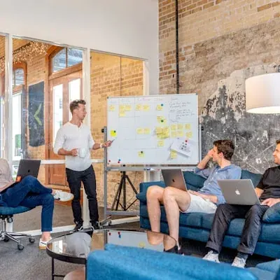 Profesional en reunión de trabajo con equipo DomoNow