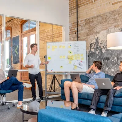 Profesional en reunión de trabajo con equipo DomoNow