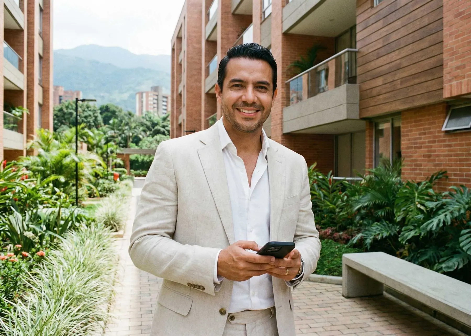 Administrador satisfecho usando DomoNow en Colombia